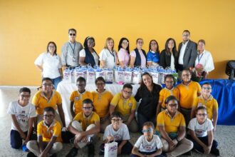 Estudiantes con afecciones visuales mejoran su aprendizaje gracias a la entrega gratuita de lentes del INABIE