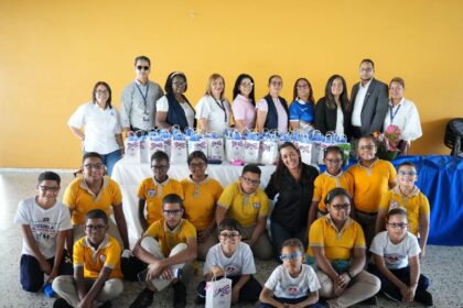 Estudiantes con afecciones visuales mejoran su aprendizaje gracias a la entrega gratuita de lentes del INABIE