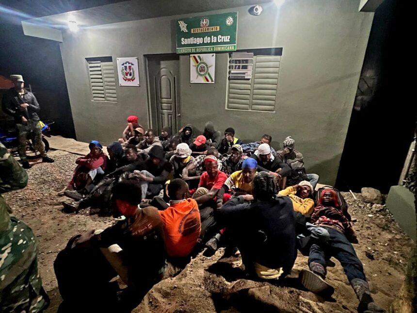Ejército dominicano detiene 25 haitianos inducumentados en Callejón de los Tres Caños en Dajabón
