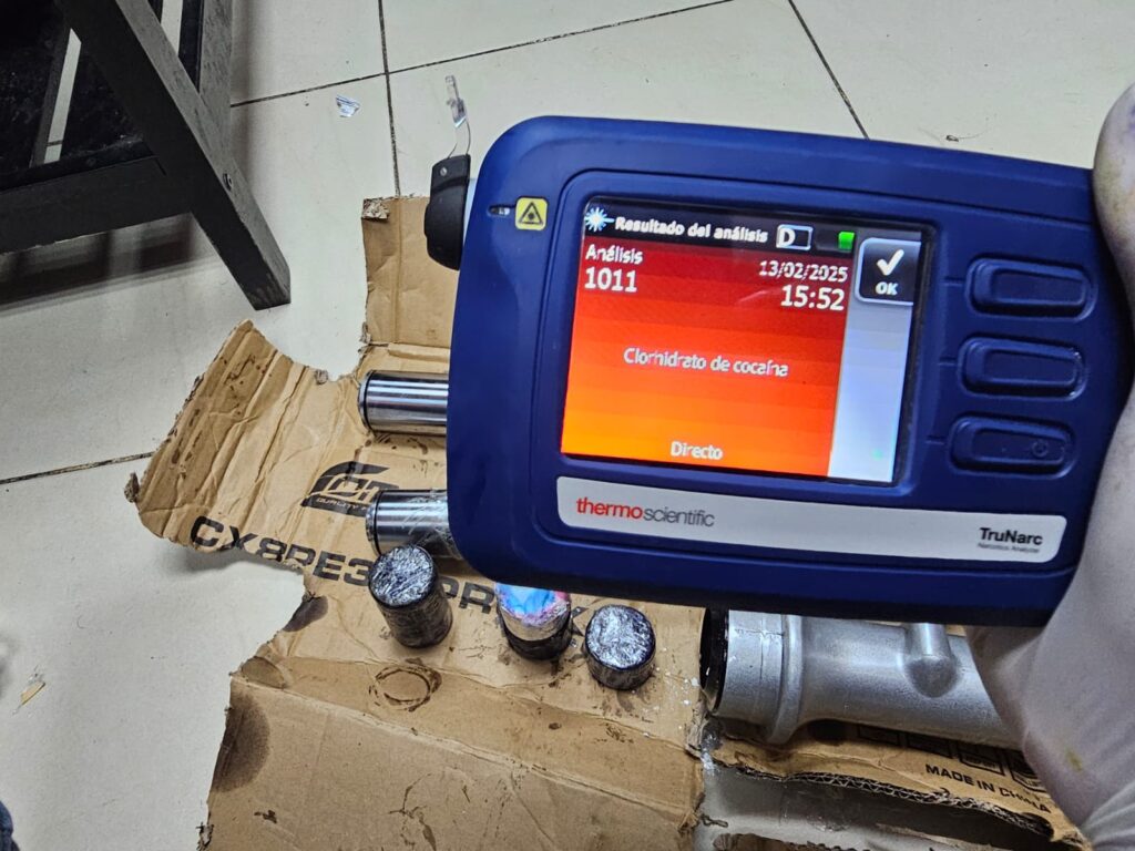 DNCD OCUPA OCHO LÁMINAS Y DOS AMORTIGUADORES LLENOS DE COCAÍNA