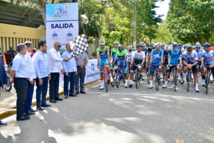 Ministros Kelvin Cruz y Andrés Bautista dan inicio a la vuelta ciclistca independencia