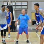El dirigente Néstor -Ché- García en los entrenamientos de la selección de baloncesto, junto a los jugadores Ángel Núñez y Juan Miguel Suero.