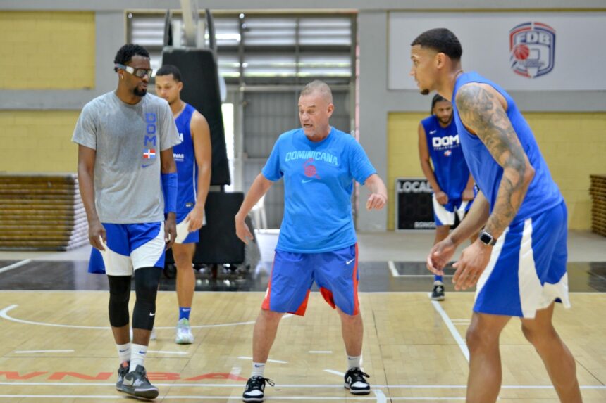 El dirigente Néstor -Ché- García en los entrenamientos de la selección de baloncesto, junto a los jugadores Ángel Núñez y Juan Miguel Suero.