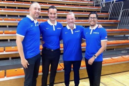 El coach de la selección dominicana de baloncesto Néstor -Ché- García, al centro, junto a Sergio Jiménez, David Díaz y Abraham Disla, en los extremos, son sus asistentes.