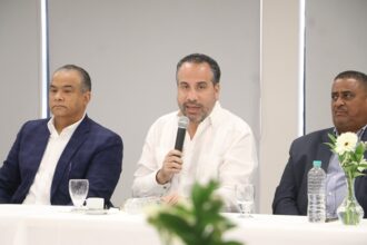 El Director del Instituto Nacional de Educación Física, mientras ofrece declaraciones sobre el programa.
