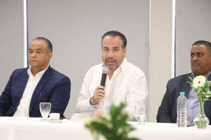 El Director del Instituto Nacional de Educación Física, mientras ofrece declaraciones sobre el programa.