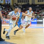 El dominicano Gelvis Solano defendido por un jugador de Nicaragua.