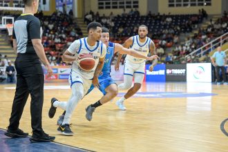 El dominicano Gelvis Solano defendido por un jugador de Nicaragua.