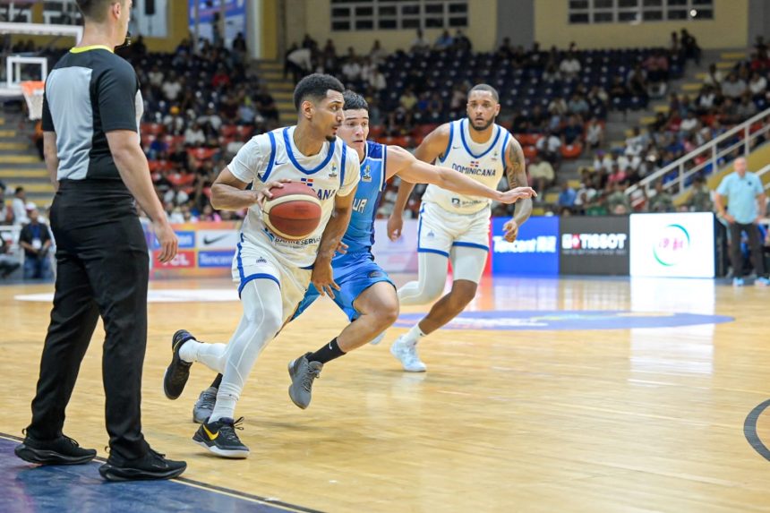 El dominicano Gelvis Solano defendido por un jugador de Nicaragua.