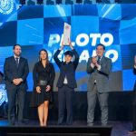 Felipe Benito levanta su trofeo del Piloto del Año 2024 junto a Peter Baez, Audrey Liriano, Adriano Abreu Sued y Jose Tonino Aybar miembros de la directiva de la Federación Dominicana de Automovilismo.