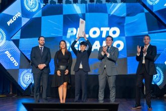Felipe Benito levanta su trofeo del Piloto del Año 2024 junto a Peter Baez, Audrey Liriano, Adriano Abreu Sued y Jose Tonino Aybar miembros de la directiva de la Federación Dominicana de Automovilismo.