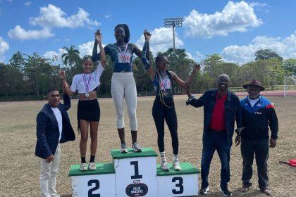 El presidente de la Federación de Atletismo, ingeniero Alexis Peguero, el expresidente de la Federación, Gerardo Suero y el inmortal del deporte, Isaac Ogando, premian a los tres primeros lugares en salto alto en el Invitacional Isaac Ogando.