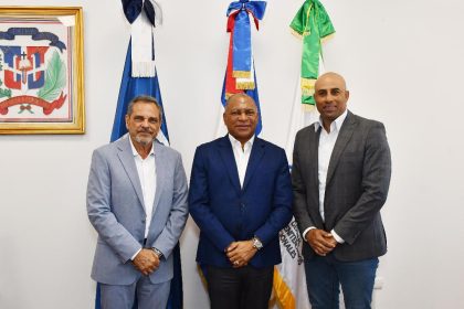 Comisionado, Junior Noboa, al centro el director general de Prisiones, el coronel Roberto Hernández Basilio y el exjugador de Grandes Ligas, Miguel Batista (Imagen/Fuente Externa).