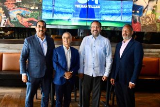 Valentín de Báez, vicepresidente del Grupo de Comunicaciones Corripio, junto a los cronistas deportivos, Alberto Rodríguez, Ernesto Kranwinkell y Juan José Rodríguez, dieron detalles de la transmisión.