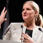 Kirsty Coventry, primera mujer electa presidenta del COI La zimbabuense arrasó en las votaciones en la misma primera ronda y será la primera mujer al frente del organismo deportivo. Kirsty Coventry, de 41 años, será la nueva presidenta del Comité Olímpico Internacional (COI) luego de ser elegida en la primera ronda de las elecciones celebradas en Costa Navarino, Grecia. Nacida en Zimbabue, además de ser la primera mujer en el cargo, también será la primera del continente africano y sucederá a Thomas Bach en el puesto a partir del próximo 24 de junio. Kirsty derrtotó al resto de contrincantes en la misma primera ronda de votaciones de los 106 miembros. Los rivales eran el español Juan Antonio Samaranch, el británico Sebastian Coe, el sueco-británico Johan Eliasch, el jordano Feisal Al Hussein, el japonés Morinori Watanabe y finalmente el francés David Lappartient. Constituído en 1894, el COI tendrá en Coventry a la décima persona en la presidencia. Dos veces campeona olímpica en natación y con experiencia al frente del Ministerio de su país, Coventry era la favorita del todavía presidente Thomas Bach y causó sorpresa su superioridad en la votación. Entre los problemas que tendrá que resolver estará el reingreso de Rusia a los Juegos Olímpicos, la situación de los deportistas trans en las competencias. La negociación de contratos televisivos y la selección de los juegos del 2036, entre muchos otros.