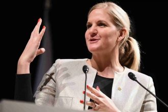 Kirsty Coventry, primera mujer electa presidenta del COI La zimbabuense arrasó en las votaciones en la misma primera ronda y será la primera mujer al frente del organismo deportivo. Kirsty Coventry, de 41 años, será la nueva presidenta del Comité Olímpico Internacional (COI) luego de ser elegida en la primera ronda de las elecciones celebradas en Costa Navarino, Grecia. Nacida en Zimbabue, además de ser la primera mujer en el cargo, también será la primera del continente africano y sucederá a Thomas Bach en el puesto a partir del próximo 24 de junio. Kirsty derrtotó al resto de contrincantes en la misma primera ronda de votaciones de los 106 miembros. Los rivales eran el español Juan Antonio Samaranch, el británico Sebastian Coe, el sueco-británico Johan Eliasch, el jordano Feisal Al Hussein, el japonés Morinori Watanabe y finalmente el francés David Lappartient. Constituído en 1894, el COI tendrá en Coventry a la décima persona en la presidencia. Dos veces campeona olímpica en natación y con experiencia al frente del Ministerio de su país, Coventry era la favorita del todavía presidente Thomas Bach y causó sorpresa su superioridad en la votación. Entre los problemas que tendrá que resolver estará el reingreso de Rusia a los Juegos Olímpicos, la situación de los deportistas trans en las competencias. La negociación de contratos televisivos y la selección de los juegos del 2036, entre muchos otros.