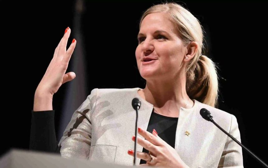Kirsty Coventry, primera mujer electa presidenta del COI La zimbabuense arrasó en las votaciones en la misma primera ronda y será la primera mujer al frente del organismo deportivo. Kirsty Coventry, de 41 años, será la nueva presidenta del Comité Olímpico Internacional (COI) luego de ser elegida en la primera ronda de las elecciones celebradas en Costa Navarino, Grecia. Nacida en Zimbabue, además de ser la primera mujer en el cargo, también será la primera del continente africano y sucederá a Thomas Bach en el puesto a partir del próximo 24 de junio. Kirsty derrtotó al resto de contrincantes en la misma primera ronda de votaciones de los 106 miembros. Los rivales eran el español Juan Antonio Samaranch, el británico Sebastian Coe, el sueco-británico Johan Eliasch, el jordano Feisal Al Hussein, el japonés Morinori Watanabe y finalmente el francés David Lappartient. Constituído en 1894, el COI tendrá en Coventry a la décima persona en la presidencia. Dos veces campeona olímpica en natación y con experiencia al frente del Ministerio de su país, Coventry era la favorita del todavía presidente Thomas Bach y causó sorpresa su superioridad en la votación. Entre los problemas que tendrá que resolver estará el reingreso de Rusia a los Juegos Olímpicos, la situación de los deportistas trans en las competencias. La negociación de contratos televisivos y la selección de los juegos del 2036, entre muchos otros.