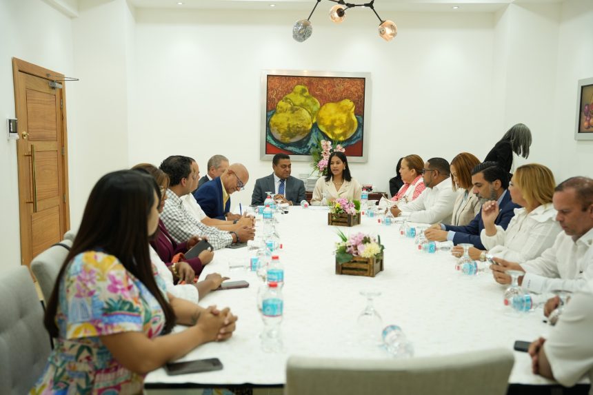 Comisión permanente deportes Cámara de Diputados y miembros del comité organizador Juegos Centroamericanos y del Caribe Santo Domingo 2026 (Imagen/Fuente Externa).