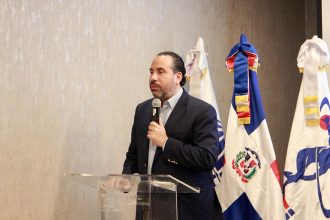 El director ejecutivo del INEFI, Alberto Rodríguez Mella, cuando se dirigía a los coordinadores regionales de Bayaguana, Moca y Santiago.