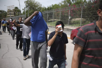 Migrantes regresan a México desde Estados Unidos por el puente fronterizo Puerta México, en Matamoros. (AP)