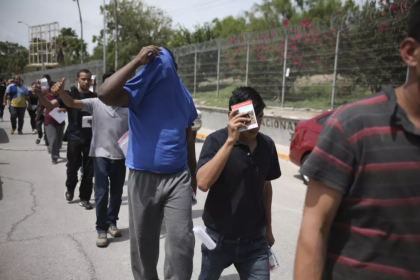 Migrantes regresan a México desde Estados Unidos por el puente fronterizo Puerta México, en Matamoros. (AP)