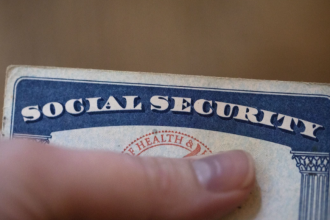 ARCHIVO – En la imagen, una tarjeta de seguridad social, el 12 de octubre de 2021, en Tigard, Oregon. (AP Foto/Jenny Kane, Archivo