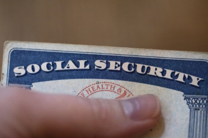 ARCHIVO – En la imagen, una tarjeta de seguridad social, el 12 de octubre de 2021, en Tigard, Oregon. (AP Foto/Jenny Kane, Archivo