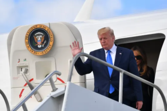 Presidente Donald Trump y Melania Trump desembarcan Air Force One al llegar al aeropuerto de Shannon, Irlanda, el 6 de junio de 2019 (MANDEL NGAN / AFP / Getty Images