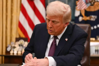 O presidente dos EUA, Donald Trump, assina decretos em primeiro dia na Casa Branca AFP