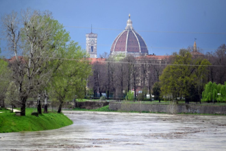 The Arno river after heavy overnight rain, in Florence, Italy, 14 March 2025. Several rivers in Tuscany and Emilia-Romagna regions were placed under alert levels for torrential rain and flooding. (Italia, Florencia) EFE/EPA/CLAUDIO GIOVANNINI