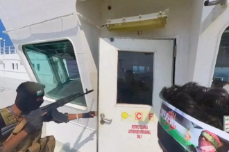 Archivo. Combatientes hutíes abren la puerta de la cabina en la cubierta del barco en el Mar Rojo en esta fotografía publicada el 20 de noviembre de 2023. via REUTERS - HOUTHI MILITARY MEDIA