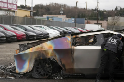 ARCHIVO - Un miembro del departamento de bomberos de Seattle inspecciona un Tesla Cybertruck en un estacionamiento de Tesla en Seattle, el lunes 10 de marzo de 2025. (AP Foto/Lindsey Wasson, Archivo