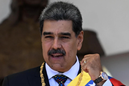 El presidente venezolano, Nicolás Maduro, saluda a la multitud tras jurar el cargo en la toma de posesión presidencial en Caracas, el 10 de enero de 2025. Foto: Getty Images / JUAN BARRETO / AFP