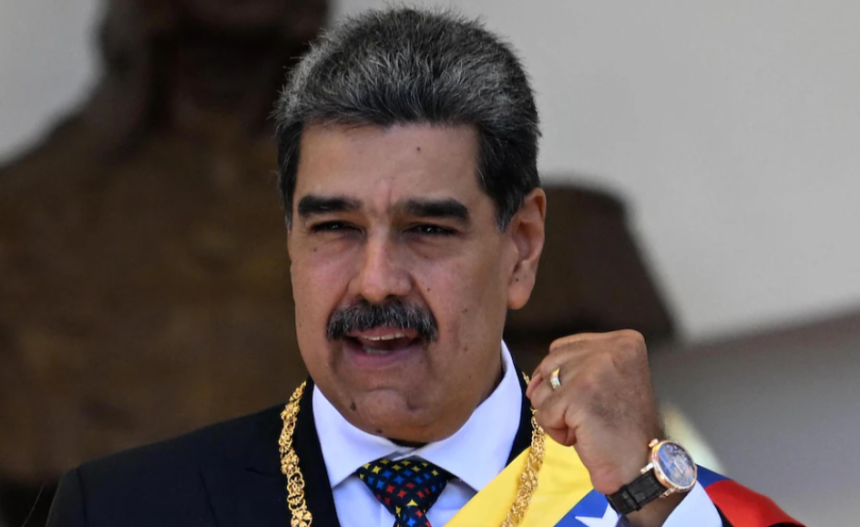 El presidente venezolano, Nicolás Maduro, saluda a la multitud tras jurar el cargo en la toma de posesión presidencial en Caracas, el 10 de enero de 2025. Foto: Getty Images / JUAN BARRETO / AFP