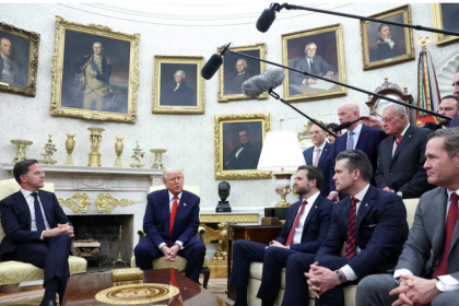 Donald Trump, presidente de EE UU, recibió el pasado 13 de marzo al secretario general de la OTAN, Mark Rutte, en el Despacho Oval de la Casa Blanca. A su lado, el vicepresidente J. D. Vance, el secretario de Defensa, Pete Hegseth, y el secretario de Seguridad Nacional, Mike Waltz. Evelyn Hockstein (REUTERS