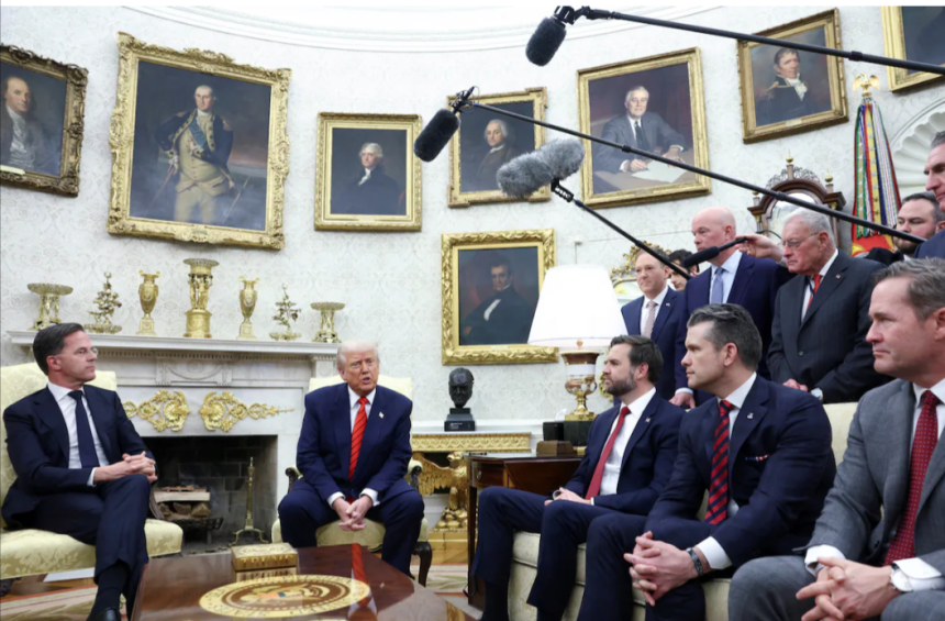 Donald Trump, presidente de EE UU, recibió el pasado 13 de marzo al secretario general de la OTAN, Mark Rutte, en el Despacho Oval de la Casa Blanca. A su lado, el vicepresidente J. D. Vance, el secretario de Defensa, Pete Hegseth, y el secretario de Seguridad Nacional, Mike Waltz. Evelyn Hockstein (REUTERS