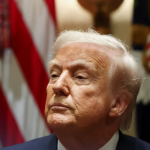 Trump explicó que prevé que la medida, que afectará también a camiones ligeros, le puede llegar a reportar a las arcas estadounidenses una cantidad entre los 600,000 millones y el billón de dólares en los próximos dos años. "Entrará en efecto el 2 de abril, y empezaremos a recaudar el 3 de abril," añadió el presidente estadounidense, que quiso incidir en que "si manufacturas tu vehículo en los Estados Unidos, no hay aranceles".