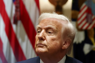 Trump explicó que prevé que la medida, que afectará también a camiones ligeros, le puede llegar a reportar a las arcas estadounidenses una cantidad entre los 600,000 millones y el billón de dólares en los próximos dos años. "Entrará en efecto el 2 de abril, y empezaremos a recaudar el 3 de abril," añadió el presidente estadounidense, que quiso incidir en que "si manufacturas tu vehículo en los Estados Unidos, no hay aranceles".