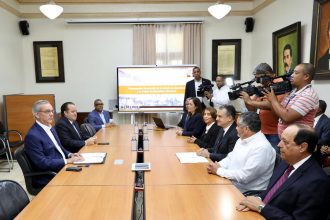 Pleno de la JCE presenta Proyecto del Cambio de Cédula de Identidad y Electoral al presidente Luis Abinader
