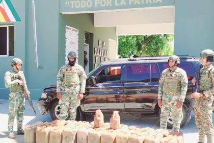 Ejército ocupa garrafones con 162 galones de gasolina en una jeepeta en Dajabón
