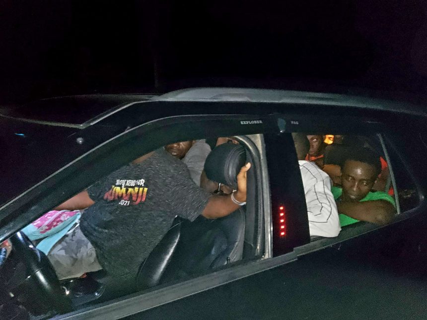 En RD atrapan dos jeepetas con 31 haitianos en San Juan de la Maguana