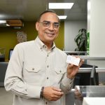 El salsero Gilberto Santa Rosa recibió de la JCE documentos de identidad de nacionalidad dominicano