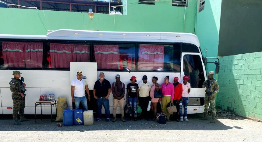 En autobús incautan bebidas alcohólicas, cigarrillos de contrabando