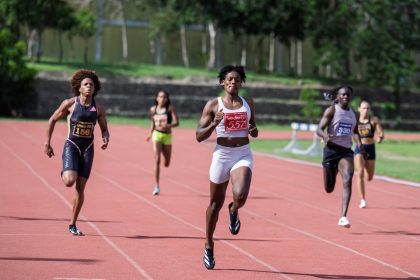 Marileidy Paulino va rumbo a la meta para ganar oro en los 200 metros (Imagen/Fuente Externa).
