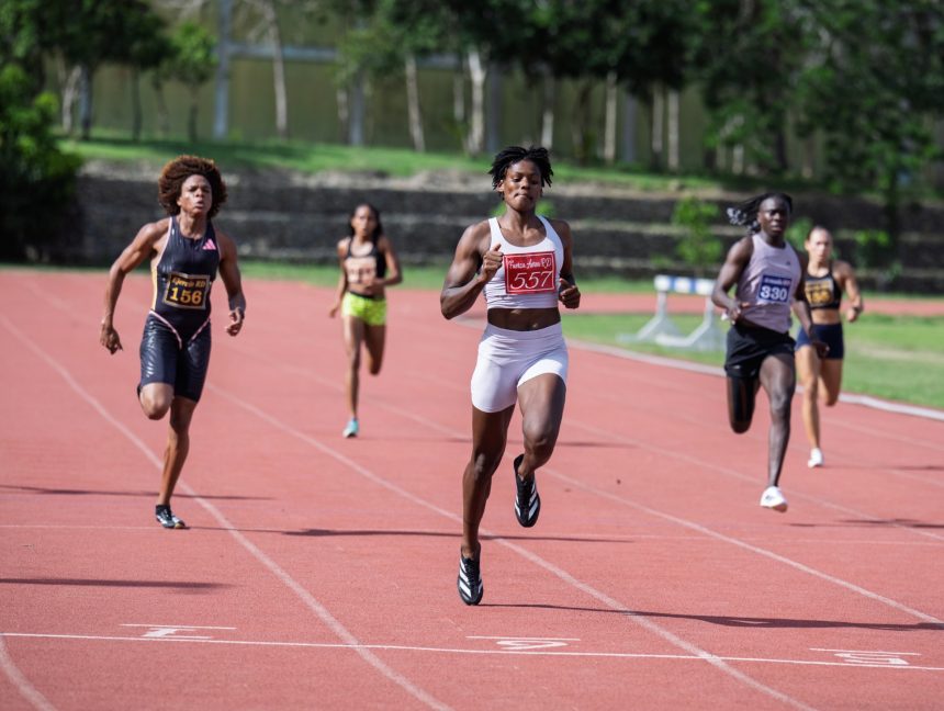 Marileidy Paulino va rumbo a la meta para ganar oro en los 200 metros (Imagen/Fuente Externa).