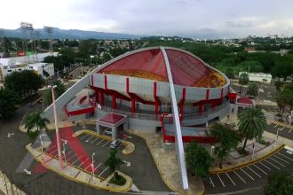 Ministro Kelvin Cruz realiza evaluación del techo de La Gran Arena del Cibao