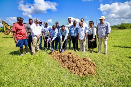 El director ejecutivo del Instituto Nacional de Educación Física (INEFI), Alberto Rodríguez Mella, junto a varios funcionarios, técnicos y profesores, realiza el picazo de honor en los terrenos del Liceo Camila Henríquez Ureña, ubicado en Prados de la Caña, Santo Domingo Este, cuya nueva instalación impactará directamente a más de 1,100 estudiantes.