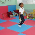 Una de las alumnas se divierte en una de las salas de psicomotricidad de la Escuela Profesora Yliminada Mejía, en el sector Cristo Rey.