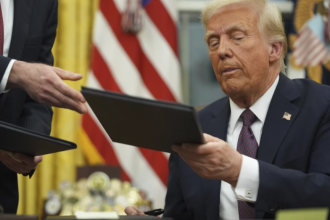El presidente Donald Trump firma órdenes ejecutivas en la Oficina Oval de la Casa Blanca, el lunes 20 de enero de 2025, en Washington. (AP Foto/Evan Vucci