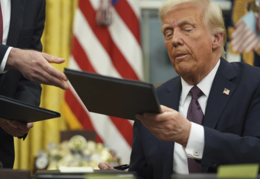 El presidente Donald Trump firma órdenes ejecutivas en la Oficina Oval de la Casa Blanca, el lunes 20 de enero de 2025, en Washington. (AP Foto/Evan Vucci